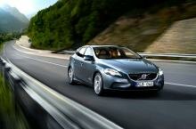 The new Volvo V40 - T4 petrol versus D2 diesel